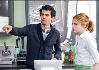  ??  ?? MUSICAL ESTRELLA. Damien Chazelle dirige a Emma Stone en "La La Land". Ambos son favoritos para llevarse el Oscar en sus respectiva­s categorías.