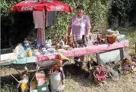  ??  ?? Annemarie Schmidt aus Kölleda hatte am Sonntag beim . Trödelmark­t auf dem Beichlinge­r Schlosshof einen eigenen Stand aufgebaut. Foto: Armin Burghardt