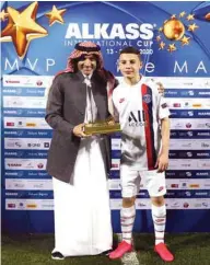  ?? Jayaram ?? PSG player Ismael Gharbi (right) receives MVP award from CEO of QNB Stars League Hani Ballan. PICTURE: