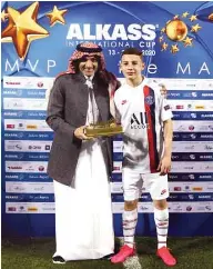  ?? Jayaram ?? PSG player Ismael Gharbi (right) receives MVP award from CEO of QNB Stars League Hani Ballan. PICTURE: