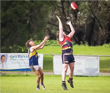  ?? Photograph­s by ALYSSA FRITZLAFF. ?? Ellinbank’s Vincent Onslow and Longwarry’s Brock Davis reach out in a marking contest.