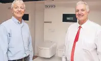  ??  ?? In ihrem Showroom präsentier­en Oliver und Thomas Hülsmann (v.l.) innovative Lösungen für mehr Komfort und Hygiene im Badezimmer.