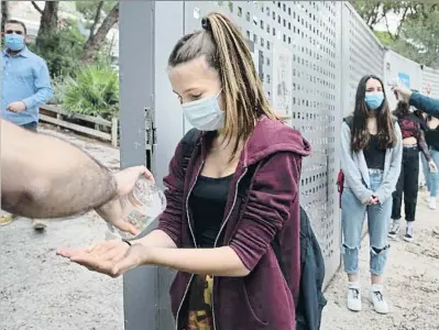  ?? ANA JIMÉNEZ / ARXIU ?? Precaucion­s sanitàries a l’entrada del CEIP Costa i Llobera de Barcelona, el juny d’aquest any