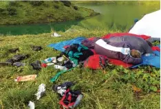  ??  ?? Das Zelten und Lagern ist am Schrecksee verboten. Aber daran hält sich nicht je der.