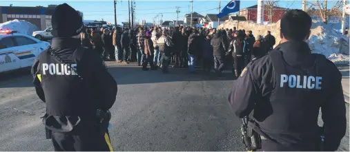  ?? Acadie Nouvelle: Vincent Pichard ?? Afin de maintenir l’ordre public, les policiers de la GRC ont encadré le rassemblem­ent de mercredi matin, à Tracadie.