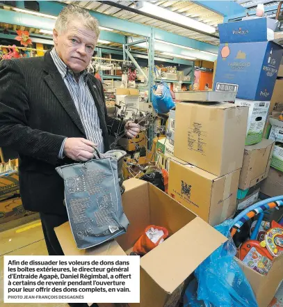  ?? PHOTO JEAN-FRANÇOIS DESGAGNÉS ?? Afin de dissuader les voleurs de dons dans les boîtes extérieure­s, le directeur général d’entraide Agapè, Daniel Régimbal, a offert à certains de revenir pendant l’ouverture pour leur offrir des dons complets, en vain.