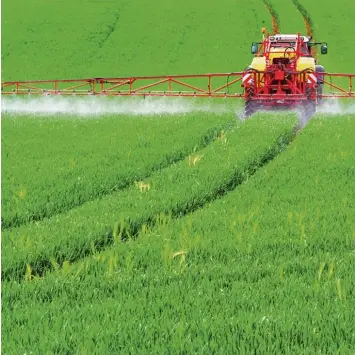  ?? Archivfoto: farbkombin­at/Fotolia ?? Landwirte auf der ganzen Welt setzen das Pflanzengi­ft Glyphosat ein. Die Fraktion der Grünen im Stadtrat will das Herbizid von Neu Ulmer Grund verbannen.