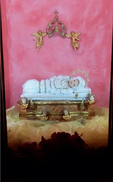  ??  ?? La statua Nella chiesa di S. Maria Nascente a Edolo è custodita una delle tante statue che raffiguran­o la Madonna da bambina. Statuette simili, più piccole, erano custodite in molte case, venivano regalate in una teca di vetro in occasione delle nozze, per augurare felicità e fertilità