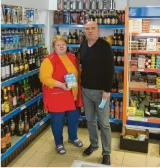  ??  ?? Olga und Ibrahim Berbatovci in ihrem Supermarkt in Höchstädt.