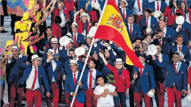  ??  ?? LOS ÚLTIMOS EN DESFILAR. Rafa Nadal encabezó el desfile de Río 2016, de donde España se trajo 17 medallas para completar el total de 151 que luce España.