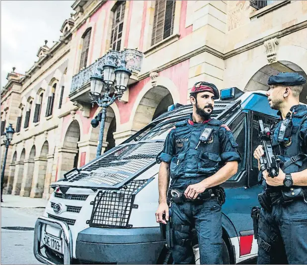  ??  ?? Los Mossos d’Esquadra han cerrado todos los accesos al parque de la Ciutadella con motivo del pleno del Parlament