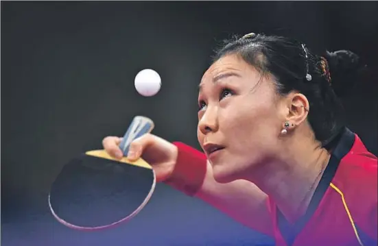  ?? DAVID RAMOS / GETTY ?? La jugadora de ping-pong alemana Xiaona Shan, ayer en el primer día de los Eurogames de Bakú