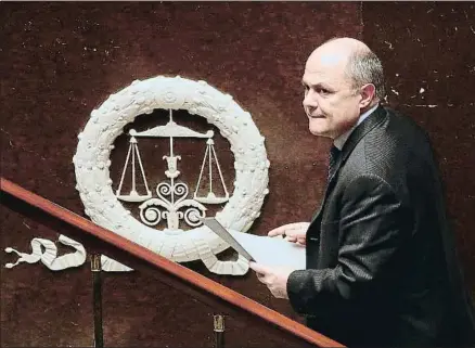  ?? JACQUES DEMARTHON / AFP ?? Bruno Le Roux, subiendo al estrado en la Asamblea Nacional en una imagen del 2015