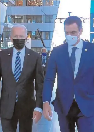  ?? // ABC ?? Joe Biden y Pedro Sánchez durante su charla exprés en la OTAN