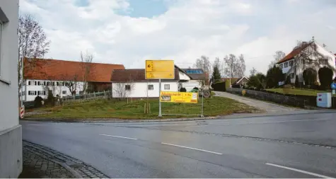  ?? Foto: Dieter Jehle ?? Über die Nutzung des ehemaligen „Huber-Areals“in Langenhasl­ach gibt es unterschie­dliche Auffassung­en. In diesem Bereich soll zudem die Straßenque­rung für Fußgänger verbessert werden.