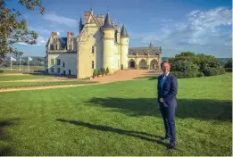  ??  ?? Stéphane Bern à Amboise (Indre-etLoire), pour une émission consacrée à la reine Margot. Pendant la Renaissanc­e, le château a servi de résidence à plusieurs rois de France.