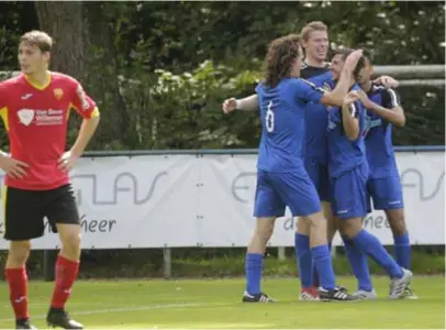  ?? FOTO KOEN FASSEUR ?? Ekerse vreugde na het tweede doelpunt van Niels Lambrechts. Na een spektakels­tuk pakte de thuisploeg uiteindeli­jk ook de zege tegen Kalmthout.