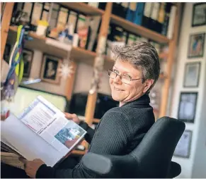  ?? FOTO: RALPH ?? Die Leverkusen­er Autorin Regina Schleheck ist unermüdlic­h, wenn es ums Schrieben von kriminelle­m Lesestoff geht.