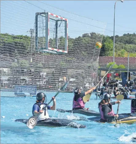  ??  ?? EN ACCIÓN. Uno de los partidos de la Liga Iberdrola de kayak polo.