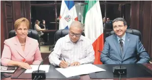  ?? FUENTE EXTERNA ?? Héctor Pereyra, presidente de Fedobe al momento de firmar el acuerdo de cooperació­n mutua entre República Dominicana e Italia, figuran los embajadore­s de ambas naciones, Peggy Cabral y Andrea Canepari.