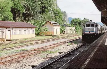  ??  ?? KERETA api menjadi pengangkut­an penting penduduk sejak awal
tahun 50-an.