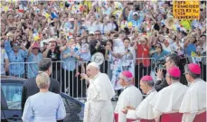  ?? FOTO: DPA ?? Papst Franziskus wird bei seiner Ankunft in Panama von Präsident Juan Carlos Varela und dessen Frau Lorena Castillo (li.) empfangen.