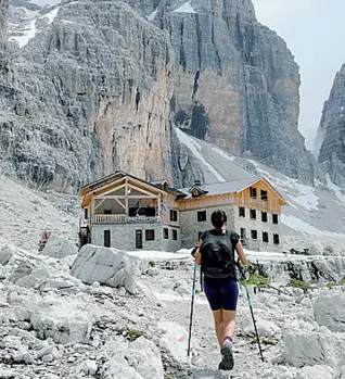  ?? (Foto Rensi) ?? Brenta Un’escursioni­sta mentre raggiunge un rifugio sul Brenta