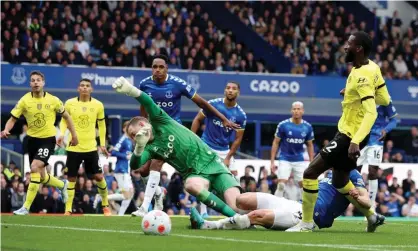  ?? ?? Everton’s Jordan Pickford saves a close-range shot from Chelsea’s Antonio Rüdiger in the second half at Goodison Park. Photograph: Phil Noble/Reuters