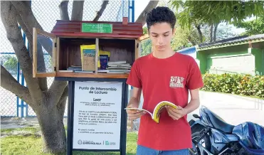  ?? RAFAEL POLO ?? Carlos Camargo, estudiante de la Universida­d del Atlántico, disfruta de un libro en el parque El Carmen.