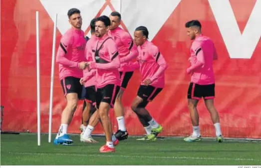  ?? JOSÉ ÁNGEL GARCÍA ?? Jesús Navas, en primer término, con otros compañeros en un entrenamie­nto reciente del Sevilla.
