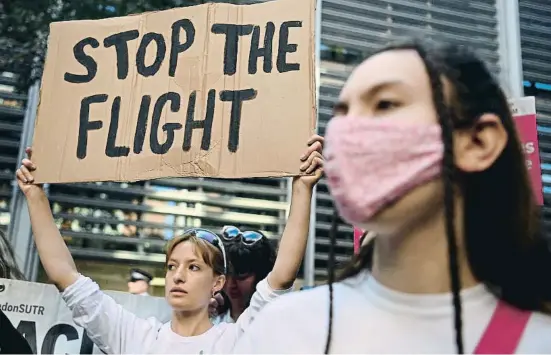  ?? ANDY RAIN / EFE ?? Activistes pels drets humans manifestan­t-se ahir a Londres per demanar la prohibició del primer vol a Ruanda amb demandants d’asil
