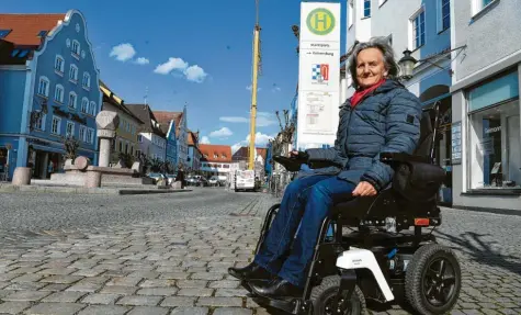  ?? Fotos: Bernhard Weizenegge­r ?? Doris Schwarz wartet auf dem Günzburger Markt auf den Bus – und dass alle Haltestell­en so umgebaut werden, dass sie die Fahrzeuge mit dem Rollstuhl nutzen kann, ohne auf eine Rampe oder Ähnliches angewiesen zu sein. Mitunter sei der Abstand zwischen Bus und Bordstein zu groß für einen barrierefr­eien Einstieg.