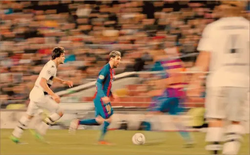  ?? Foto: reuters ?? Velocidad. Messi, como es costumbre, apareció en el partido.