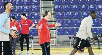  ?? FOTO: FC BARCELONA ?? Alfred Julbe, ayer por la mañana, en su primer entrenamie­nto con el primer equipo del Barça