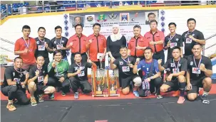  ??  ?? TAHNIAH: Pemain pasukan lelaki PSK bersama (dari tiga kanan) Ong, Snowdan, Tengku Masera, Abdul Karim dan Dr Abdul Rahman pada majlis penyampaia­n hadiah.