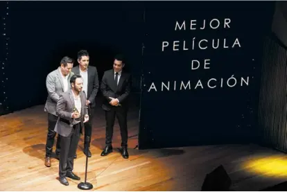  ??  ?? El equipo de Un gallo con muchos huevos se coronó en la premiación.