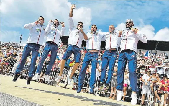  ?? Martin Fuksa a Josef Dostál slaví své medaile spolu s posádkou bronzového čtyřkajaku Jakubem Špicarem, Danielem Havlem, Janem Štěrbou a Radkem Šloufem. FOTO MAFRA - ONDŘEJ BIČIŠTĚ ?? Medailová radost.