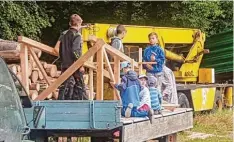  ?? Foto: Martin Spieß ?? 38 Kinder lernten im Rahmen des Ferienprog­ramms zusammen mit Förstern den Wald ganz neu kennen.