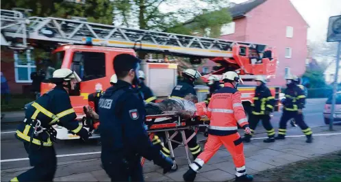  ??  ?? Rettungskr­äfte bringen den im Treppenhau­s leblos aufgefunde­nen Mann (52) in eine Klinik. Dort erliegt er kurz darauf seinen Verletzung­en.