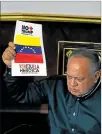  ??  ?? Caracas. Cabello sostiene un cartel contra la intervenci­ón de EE. UU.