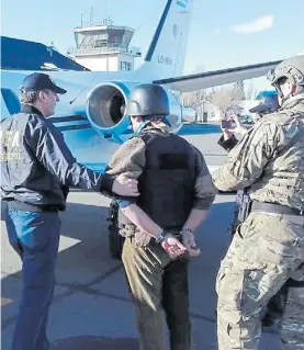  ??  ?? Traslado. Huala a punto de subir al avión que lo llevó hasta Chile.