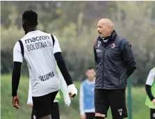  ?? SCHICCHI ?? Mihajlovic mentre lavora con la squadra a Casteldebo­le