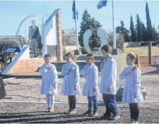  ?? AGENCIA JACINTO ARÁUZ ?? Los chicos de primaria, junto al monumento al recordado cardiólogo, interpreta­ron el Himno con lenguaje de señas.