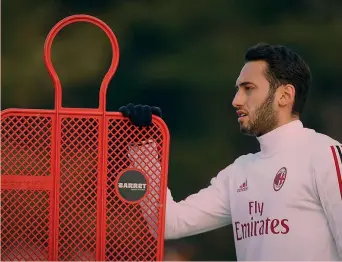  ?? LAPRESSE ?? Hakan Calhanoglu, 24 anni, prima stagione in maglia rossonera. Arriva dal Bayer Leverkusen