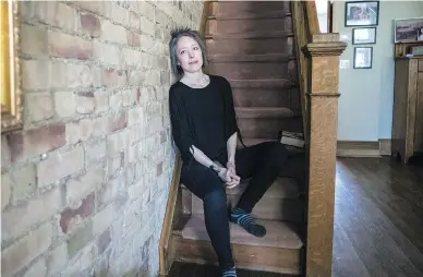  ?? J.P. MOCZULSKI/ POSTMEDIA NEWS ?? Writer LisA MAChAdo, who lives with A rAre form of letkemiA, poses in her home in Toronto, Ont.