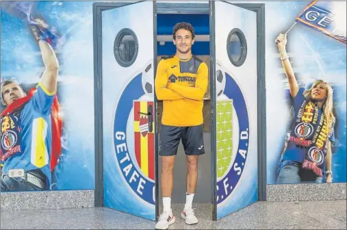  ?? ?? Luis Milla posa en el Coliseum con el escudo del Getafe.