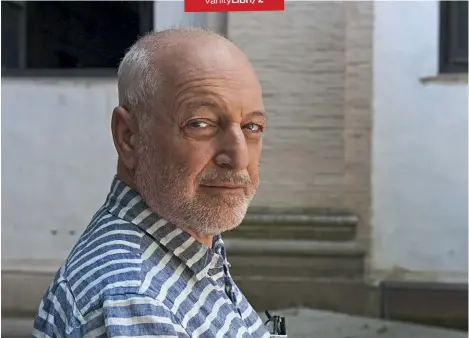  ??  ?? SCRITTORE GLOBETROTT­ER
André Aciman, 68 anni, è nato ad Alessandri­a d’Egitto. Ha vissuto a Roma, Parigi e ora abita a New York, dove insegna Letteratur­a comparata alla City University. Ha esordito nel 2007 con il romanzo Chiamami col tuo nome.