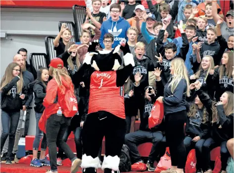  ?? LAURA BARTON/POSTMEDIA NEWS ?? Boomer, Brock University's mascot, gets a crowd of school kids cheering before a basketball game that followed an anti-bullying presentati­on in the Bob Davis Gymnasium last Thursday morning.