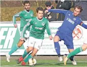  ?? NGZ-FOTO: A. TINTER ?? Auch Alexander Hauptmann (M.) geht in der kommenden Saison für Kapellen auf Torejagd. Zuvor will er aber unbedingt noch den VdS Nievenheim zum Klassenver­bleib schießen.