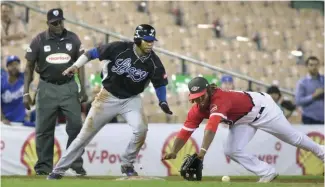  ?? FE ?? Engel Beltré, del Licey, figura durante una acción en tercera con Vladimir Guerrero Jr.